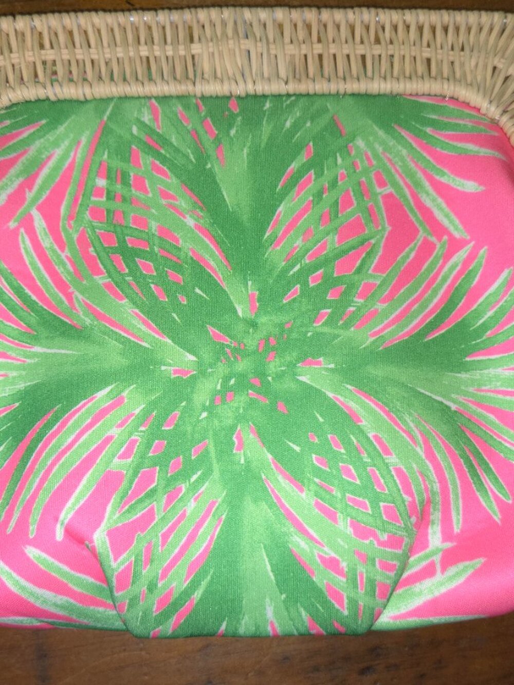 Lilly Pulitzer Palmella Clutch Tikki Pink Palm Place Engineered Wicker Handle - Picture 3 of 4